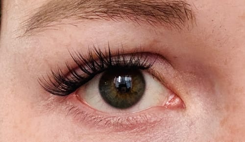 Nahaufnahme des Auges einer Kundin mit den angebrachten Flirt Filter Pre-Glued Wimpern.