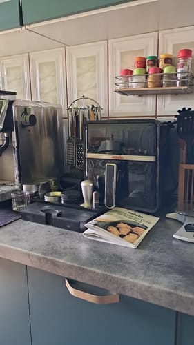 Imagine de la un client cu friteuza Air Fryer Novio StonePro așezată pe blatul de bucătărie, lângă alte electrocasnice.