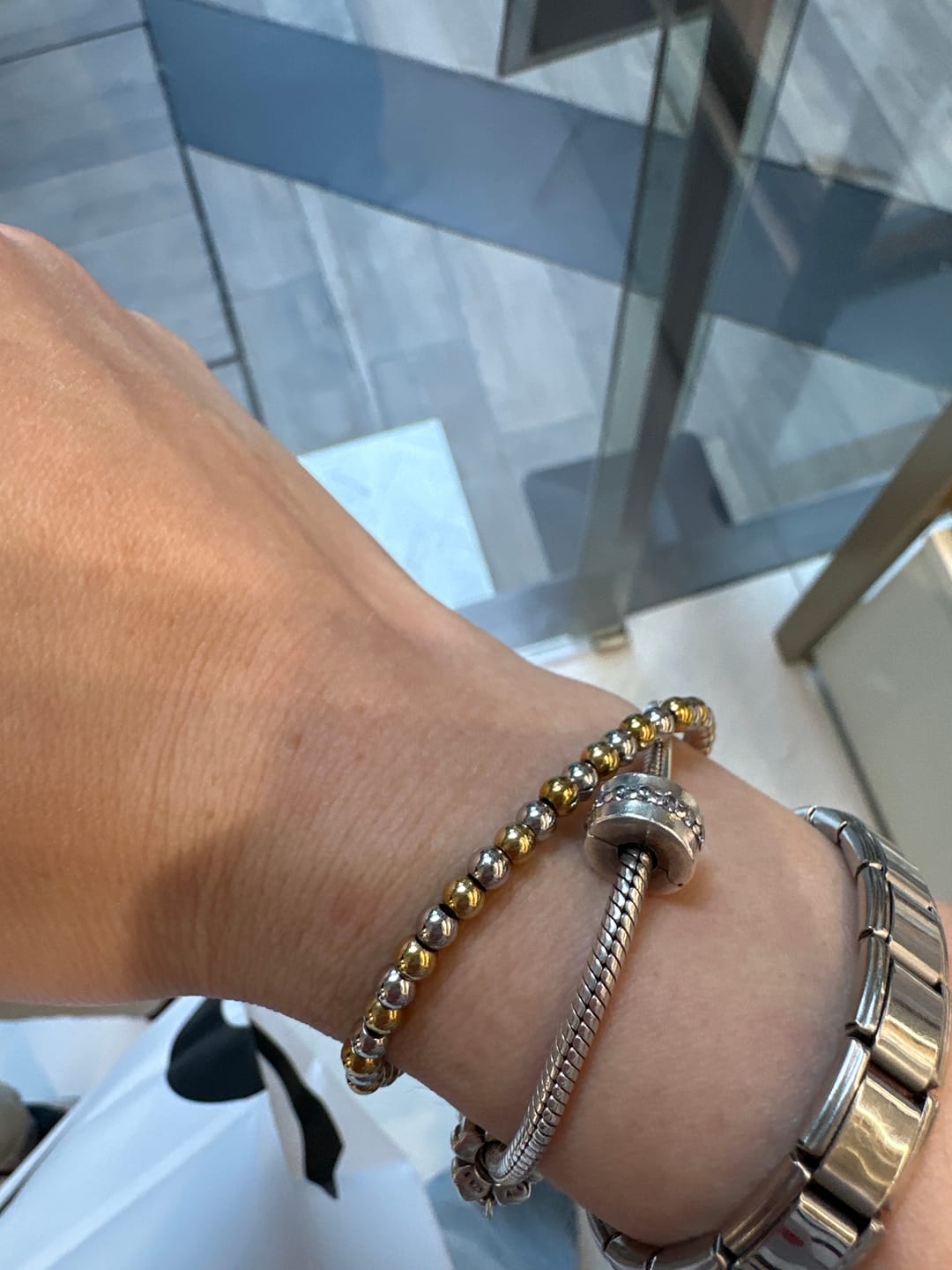 Customer photo review of Pulsera Bolitas Dorado y Plateado