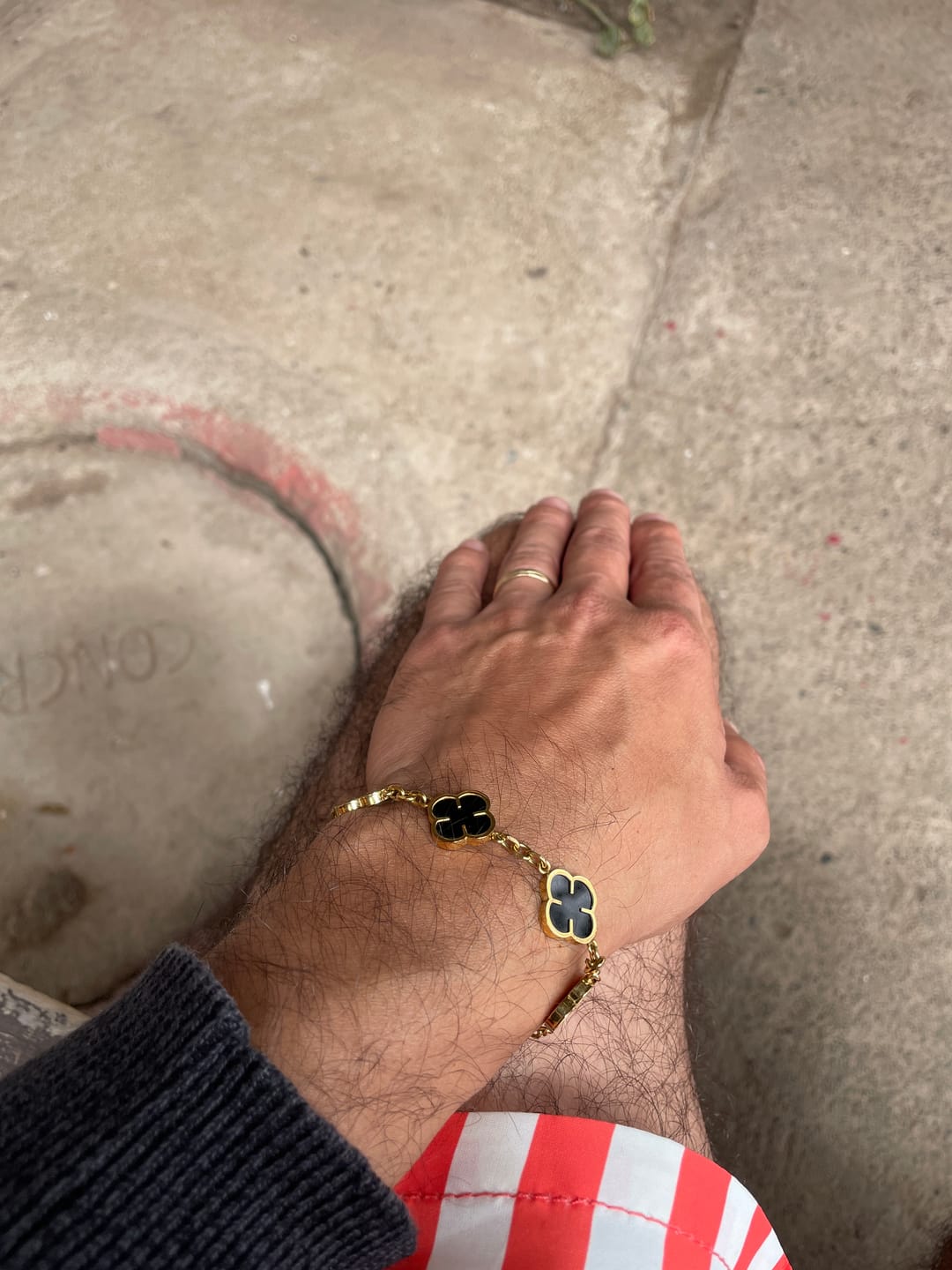 Customer photo review of Pulsera Black Clover Oro
