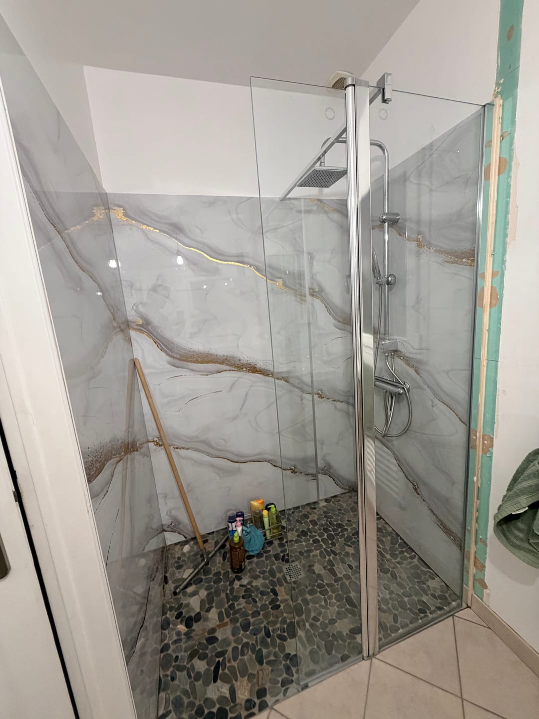 Customer photo review of Panneau Mural PVC Effet Marbre Doré – Étanche et facile à poser