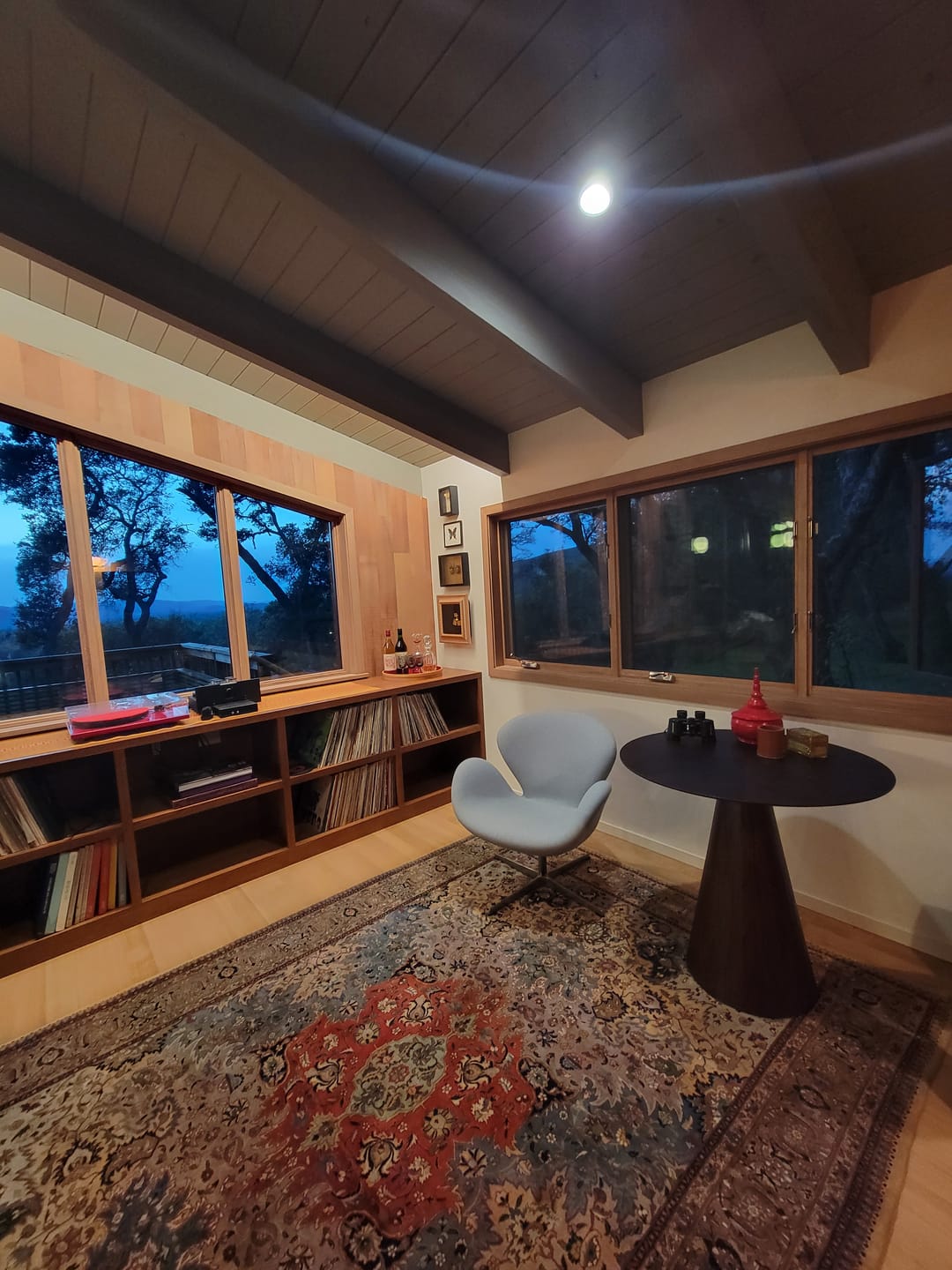 Customer photo review of Swan Chair by Arne Jaccobsen