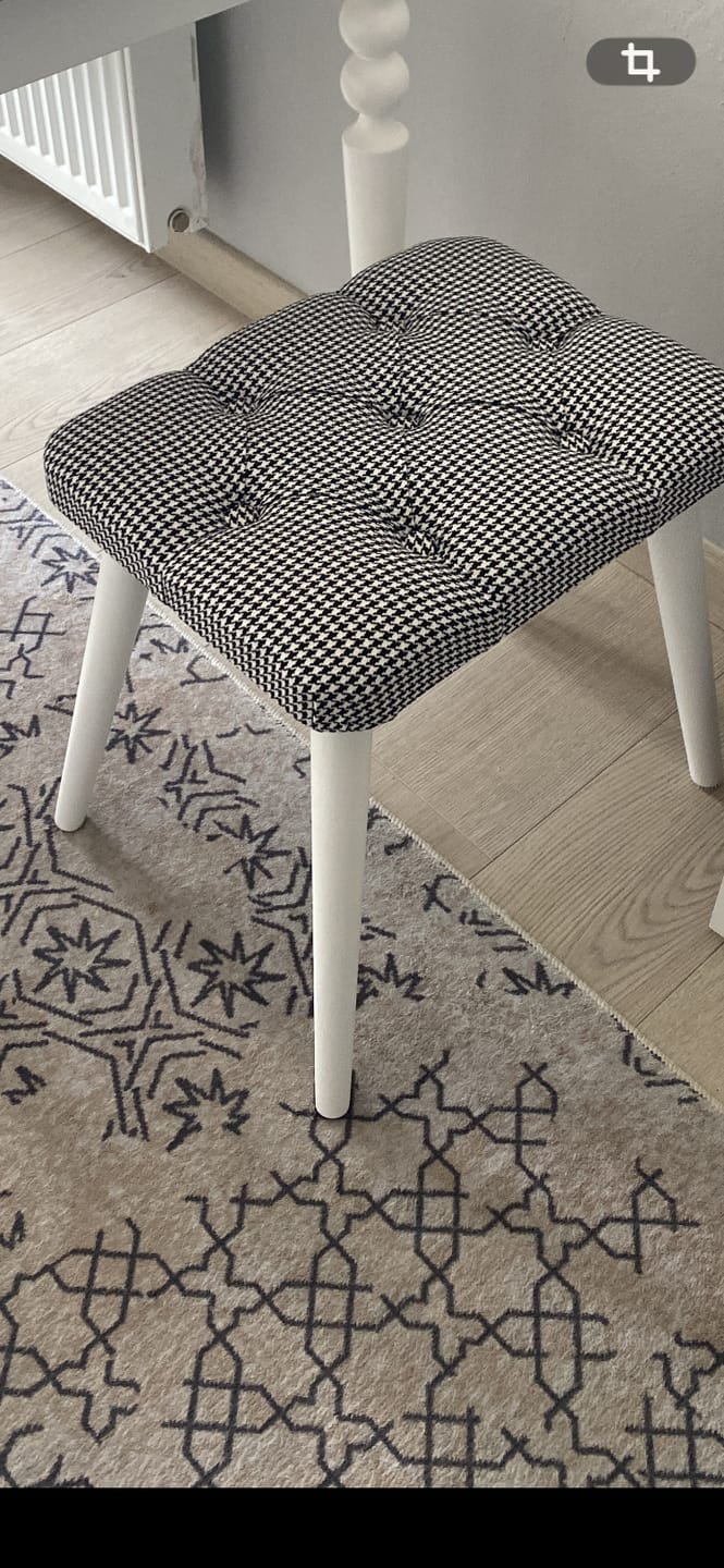 Customer photo review of Rani BM101 Puf Ahşap Ayaklı Tabure Siyah - Beyaz Kazayağı Desenli