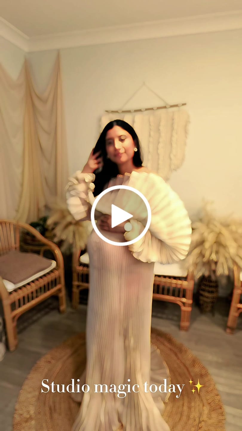 Customer video review of Fashion Organza Pleated  Maternity Dress for Photo Shoots Dress for Pregnancy Photo Shoot YW230726
