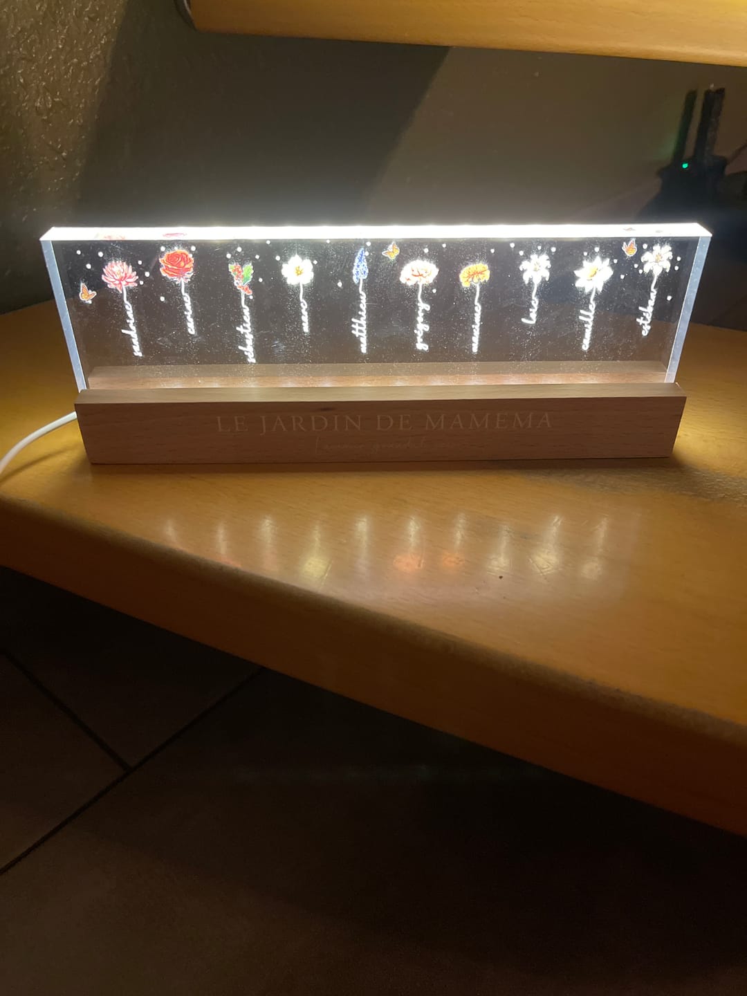 Customer photo review of Le Jardin de Mamie - Plaque LED acrylique personnalisée avec fleurs pour Maman et Mamie