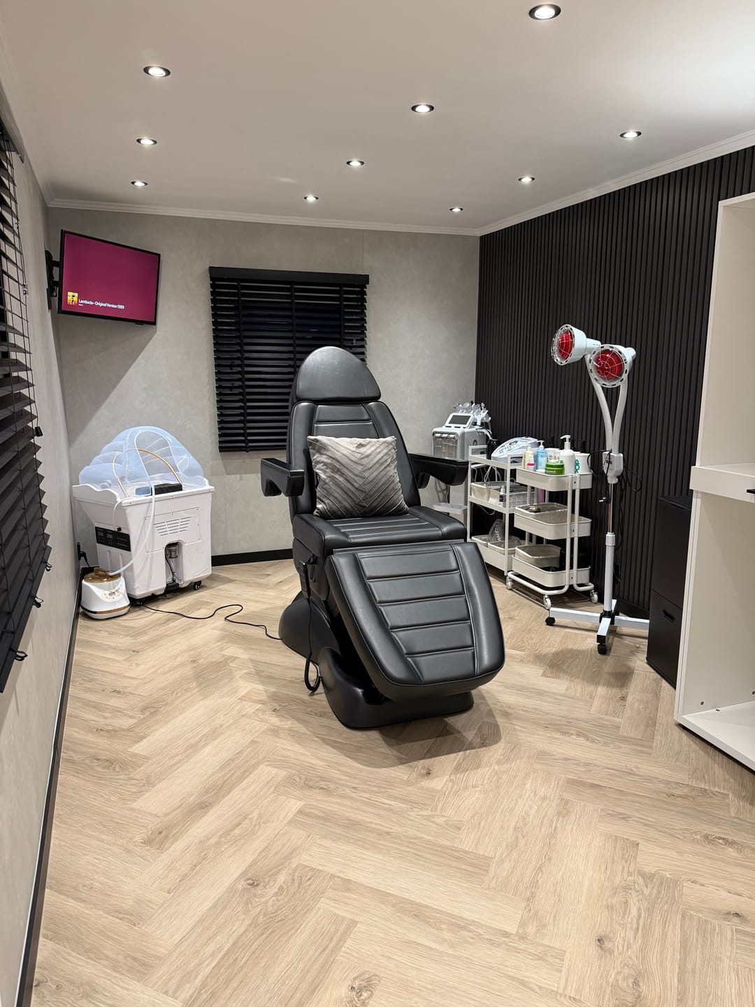 Customer photo review of Kosmetikliege Elektrisch | Leo PRO 4 | Kosmetiksessel mit elektrischer Verstellung | Handfernbedienung | 3 Jahre Garantie