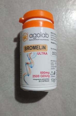 Il cliente mostra il flacone dell'integratore Bromelin ULTRA, bianco con un tappo arancione.