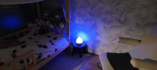 Recensent toont de Nimbus 2.0 diffuser als blauw nachtlampje in een kinderslaapkamer.