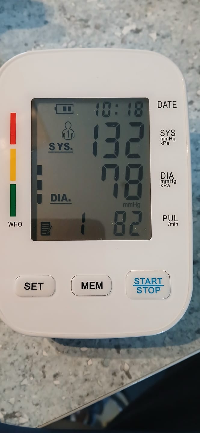 Customer photo review of Blutdruckmessgerät V8 Pro – Vollautomatische Messung mit klinisch getesteter Genauigkeit, komfortabler Manschette und Arrhythmie-Erkennung für präzise Ergebnisse