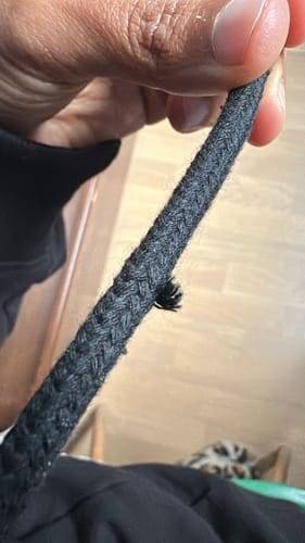 לקוח מחזיק את השרוך השחור והפרום של קפוצ'ון LOUDER by Émily.