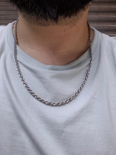 Cliente mostrando su Cadena Rope plateada de 4 mm sobre una camiseta.