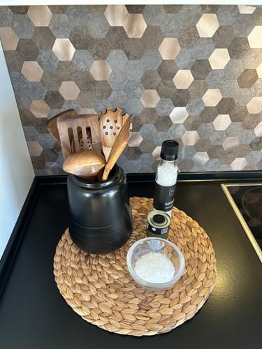 Nærbilde av kundens Mocca hexagon selvklebende veggfliser, som viser det detaljerte mønsteret.