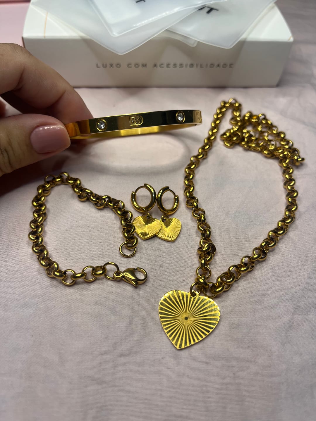 Customer photo review of Brincos Georgina Banhados em Ouro 18k