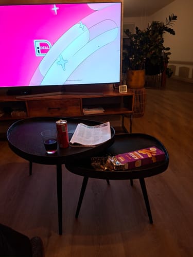 Klant toont de set Crude bijzettafels in de woonkamer.