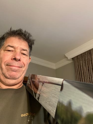 Recensent die binnenshuis de verpakking van het POLE SUPPORT SYSTEM vasthoudt.