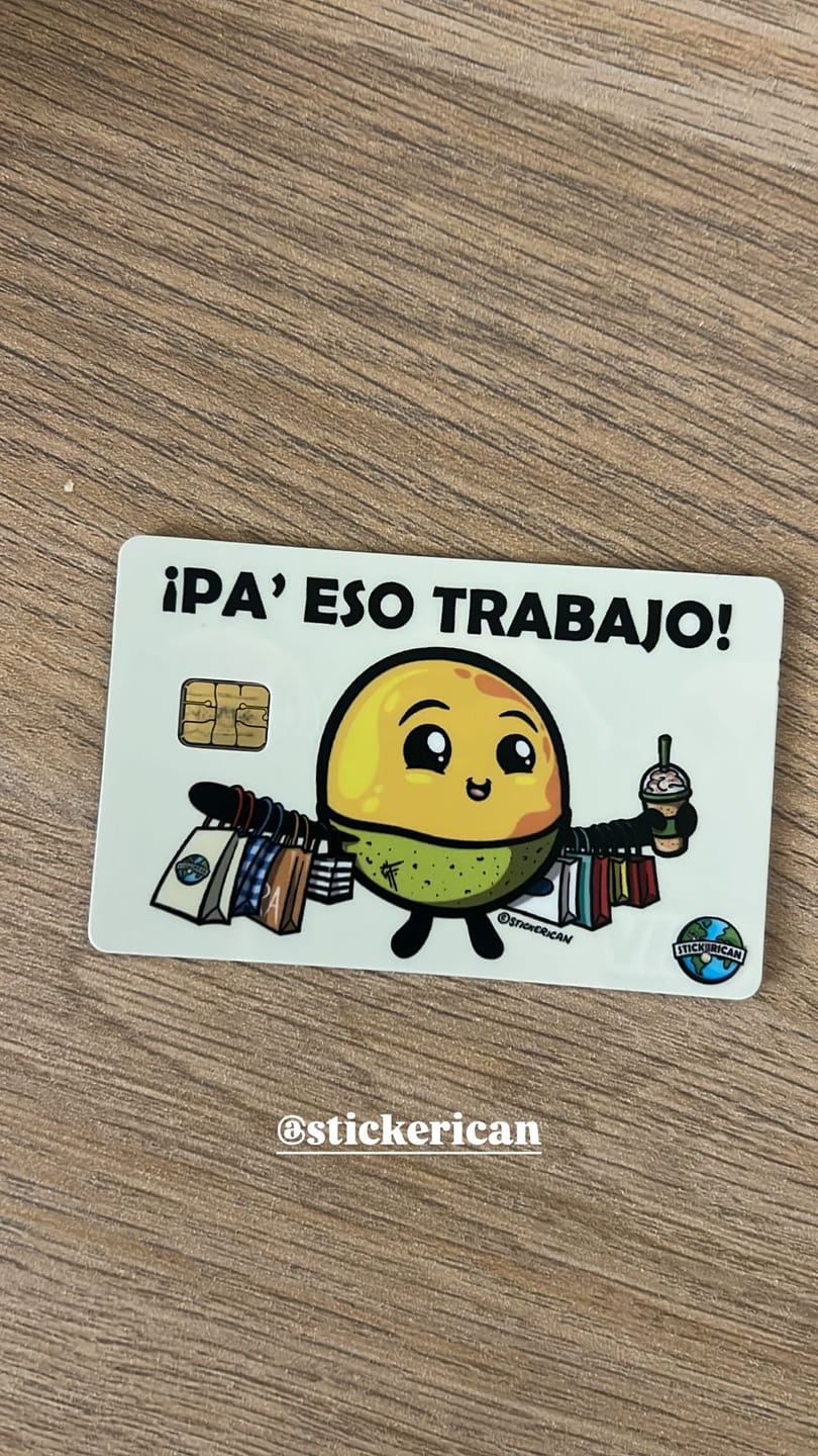 Customer photo review of Pa’ Eso Trabajo - Sticker para Tarjeta de Crédito