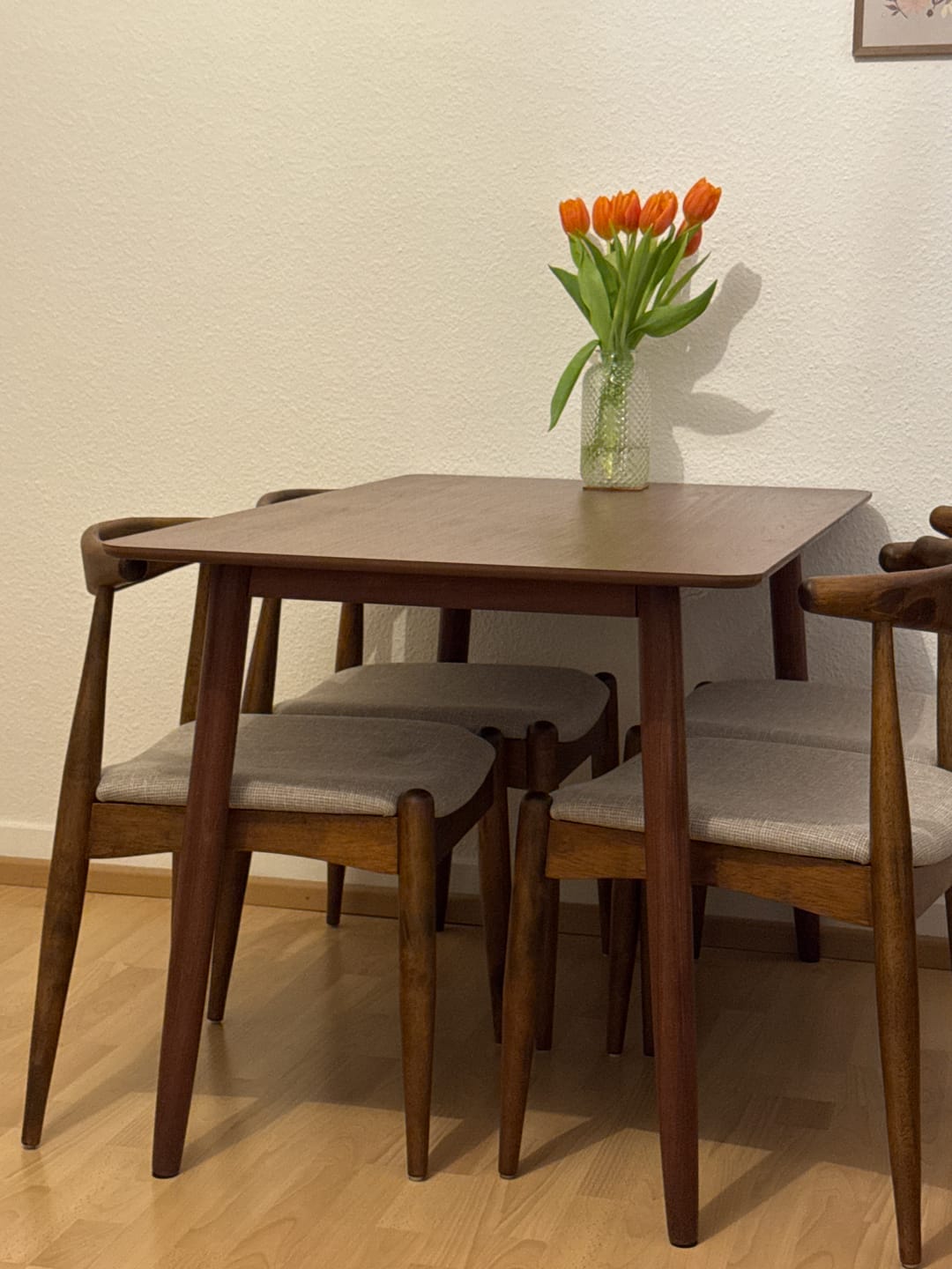 Customer photo review of BONIFACIO - Table a manger rectangulaire 4 personnes en pin massif finition noyer L120