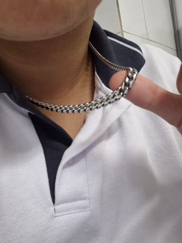 Primer plano de un cliente usando la Cadena Cuban Link de 8mm en su cuello.