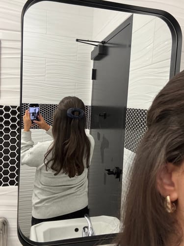 Reviewer from behind, wearing the blue Large Flat Cloud Clip in their long brown hair.
