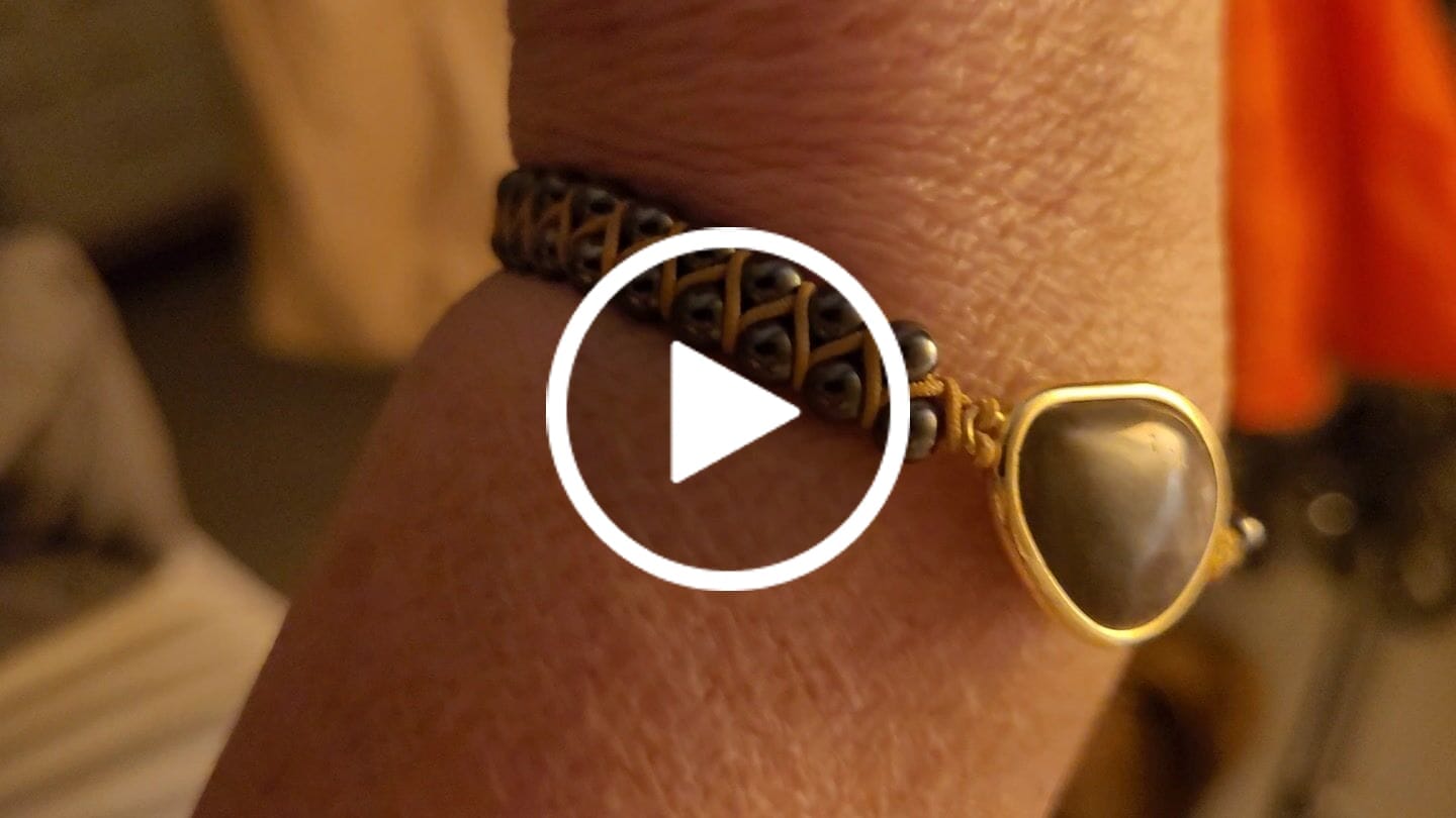 Customer video review of Bracelet "Oeil Céleste" en Labradorite & Hématite