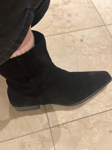 לקוחה מציגה את מגף הזמש השחור של Vagabond Nella על הרגל.