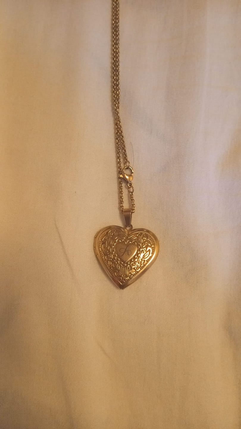 Customer photo review of Collana Cuore Apribile in Acciaio Inox Oro con Foto Personalizzata Iniziale e Testo | Gioiello Elegante