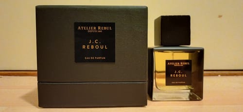 Recensent toont de J.C. Reboul Herenparfum flacon en de donkere verpakking.
