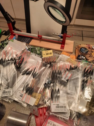 Recensent toont vele verpakkingen van Paulo Pole Floats verspreid over een werkbank.