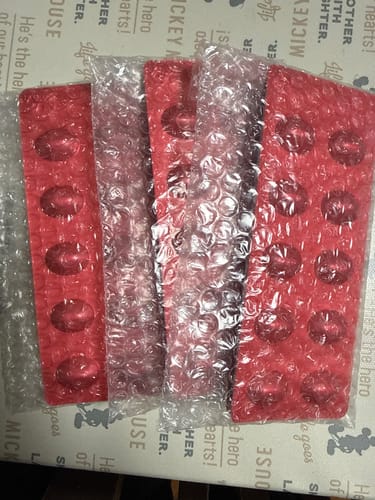 レビュアーがポイントで購入した定期便の商品。赤いブリスターパックが複数写っている。