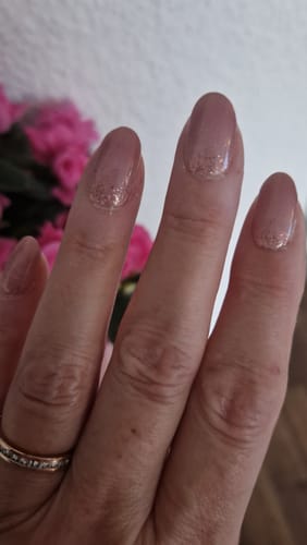 Rezensentin zeigt ihre Nägel mit den 'Cupcake Sprinkles' UV-Nagelfolien in staubrosa mit Glitzer-Ombré.