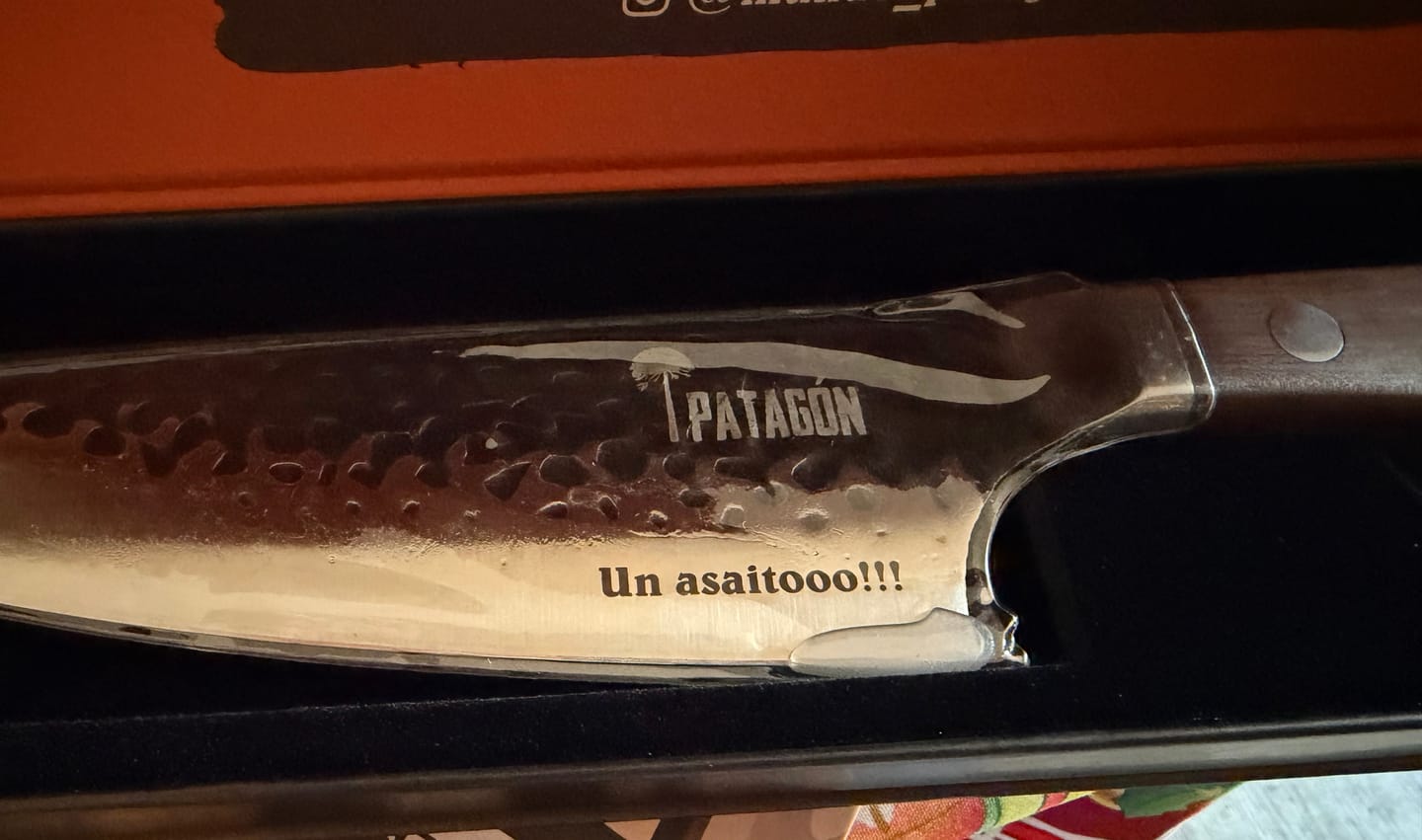 Customer photo review of Cuchillo Parrillero inox. 3 capas hoja 20 cm Martillado PATAGÓN - PIÑON