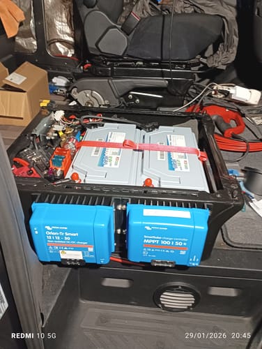 Customer photo review of Redodo Batterie Lithium LiFePO4 12V 140Ah H190 Bluetooth - BMS 150A - sous le siège du camping-car