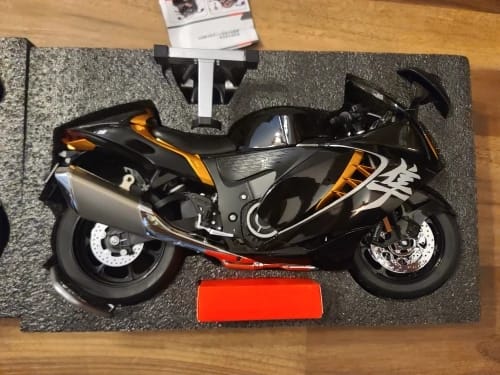 Customer photo review of Miniature Moto Suzuki Hayabusa 1:6 - Son, Fumée & Lumière