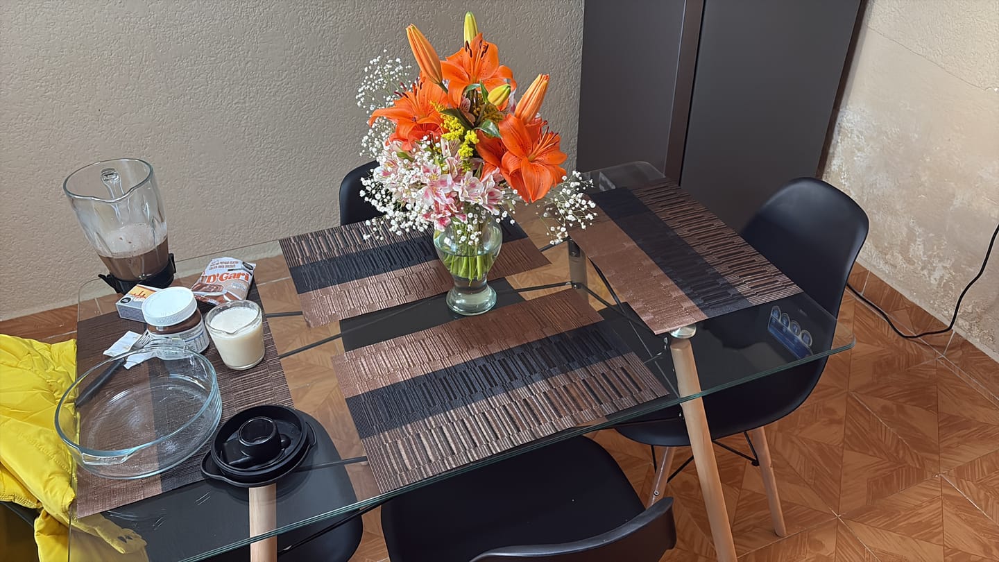 Customer photo review of Comedor Mesa Rectangular T5 + 4 Sillas Oslo