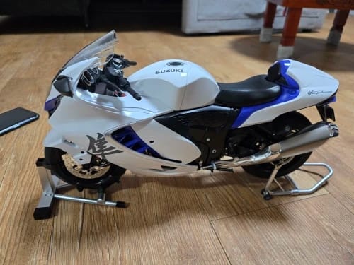 Customer photo review of Miniature Moto Suzuki Hayabusa 1:6 - Son, Fumée & Lumière