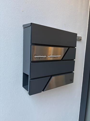 Customer photo review of AlbersDesign Briefkasten B1 anthrazit (RAL7016) personalisiert mit Edelstahl-Schildern