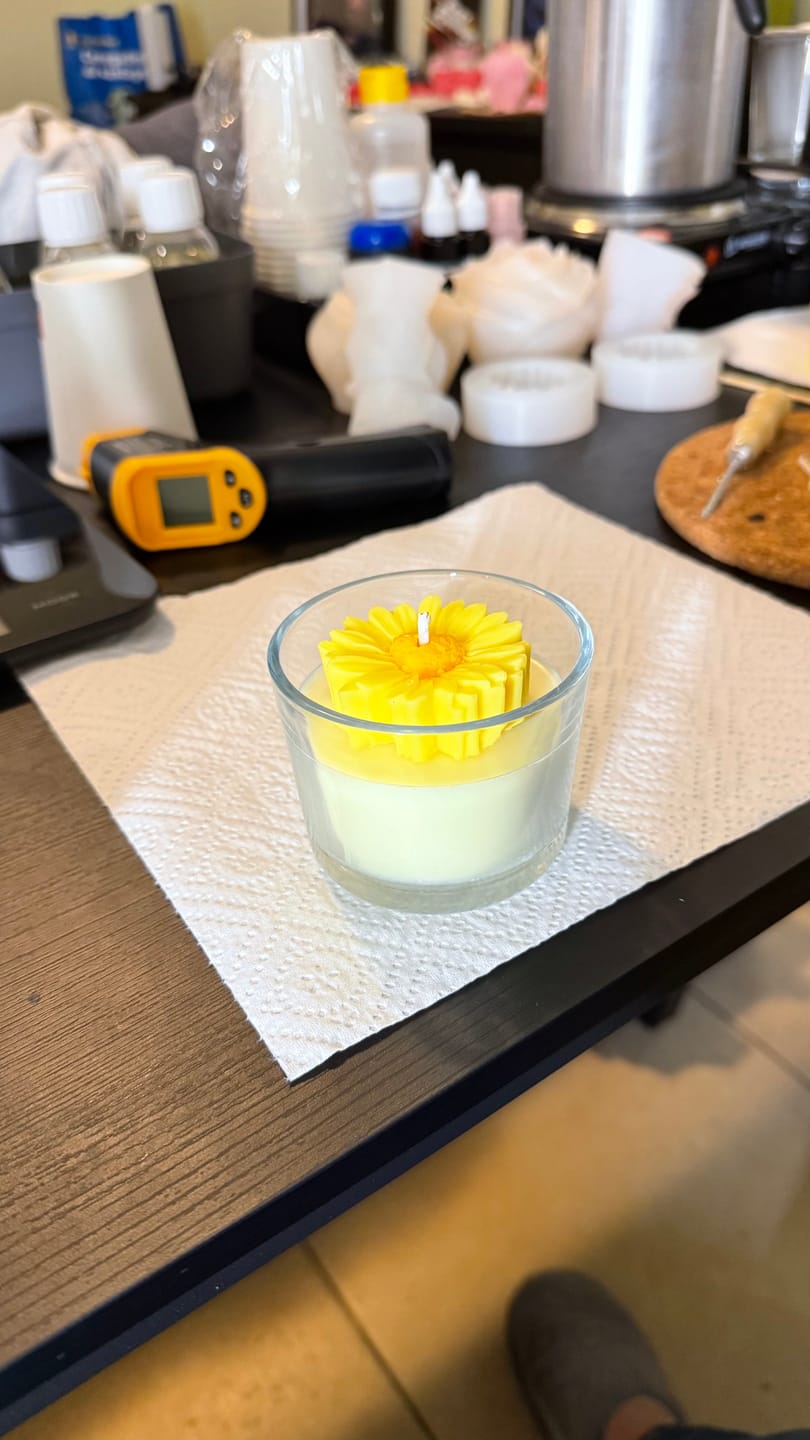 Customer photo review of Colorante líquido para velas AMARILLO