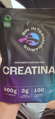 Cliente sostiene un paquete negro de creatina de la marca Sin Intermediarios.