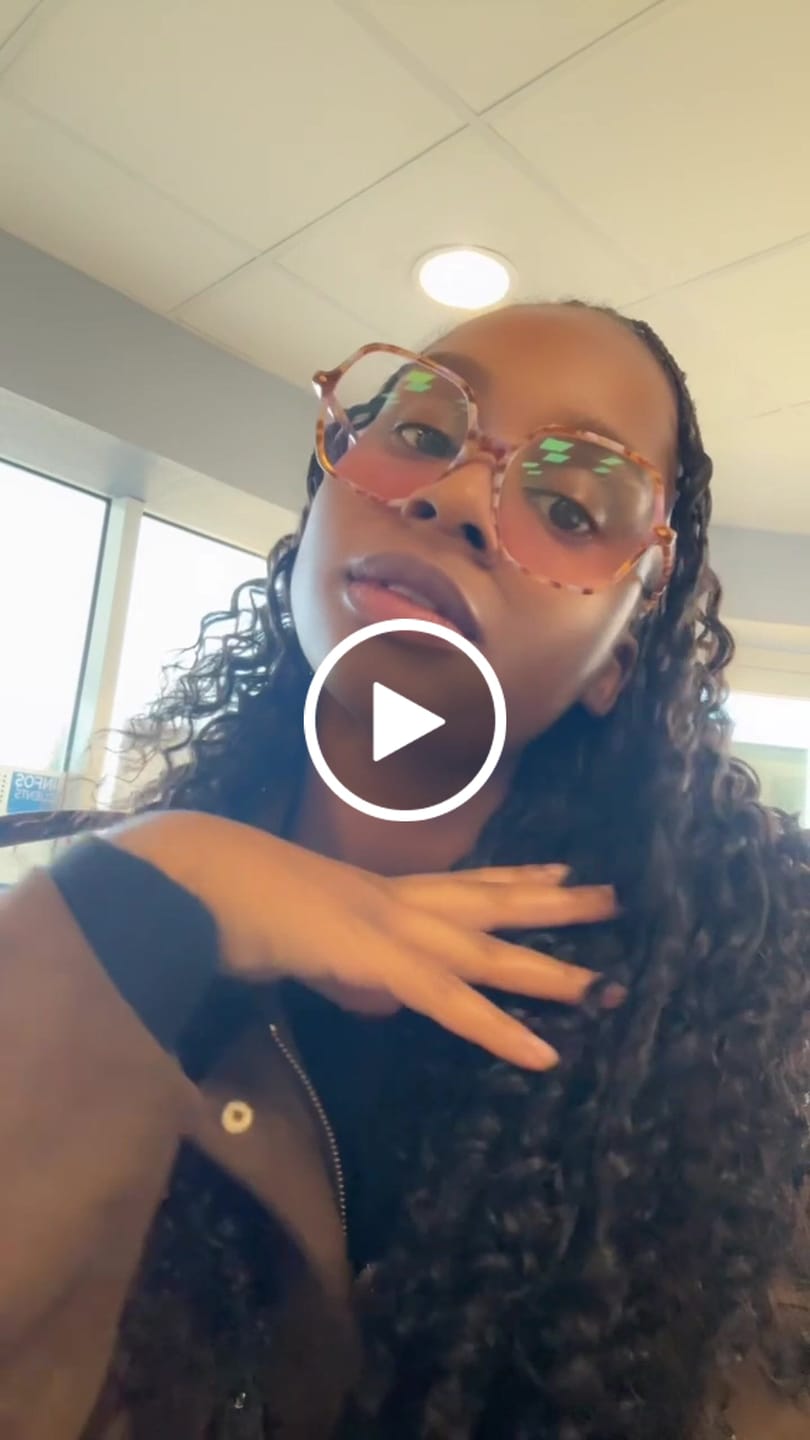 Customer video review of Detangle Brush