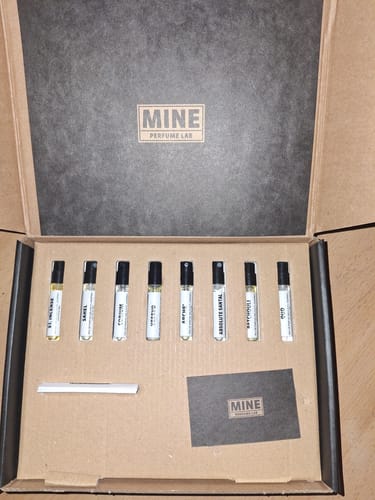 Immagine di un cliente del set di campioni orientali e legnosi nella sua scatola aperta, con otto fiale disposte in fila.