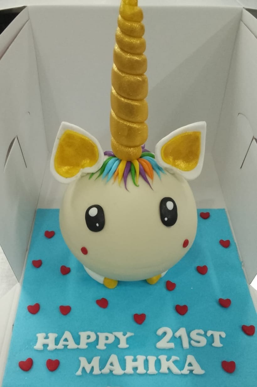 Customer photo review of Unicorn Round Pinata Cake