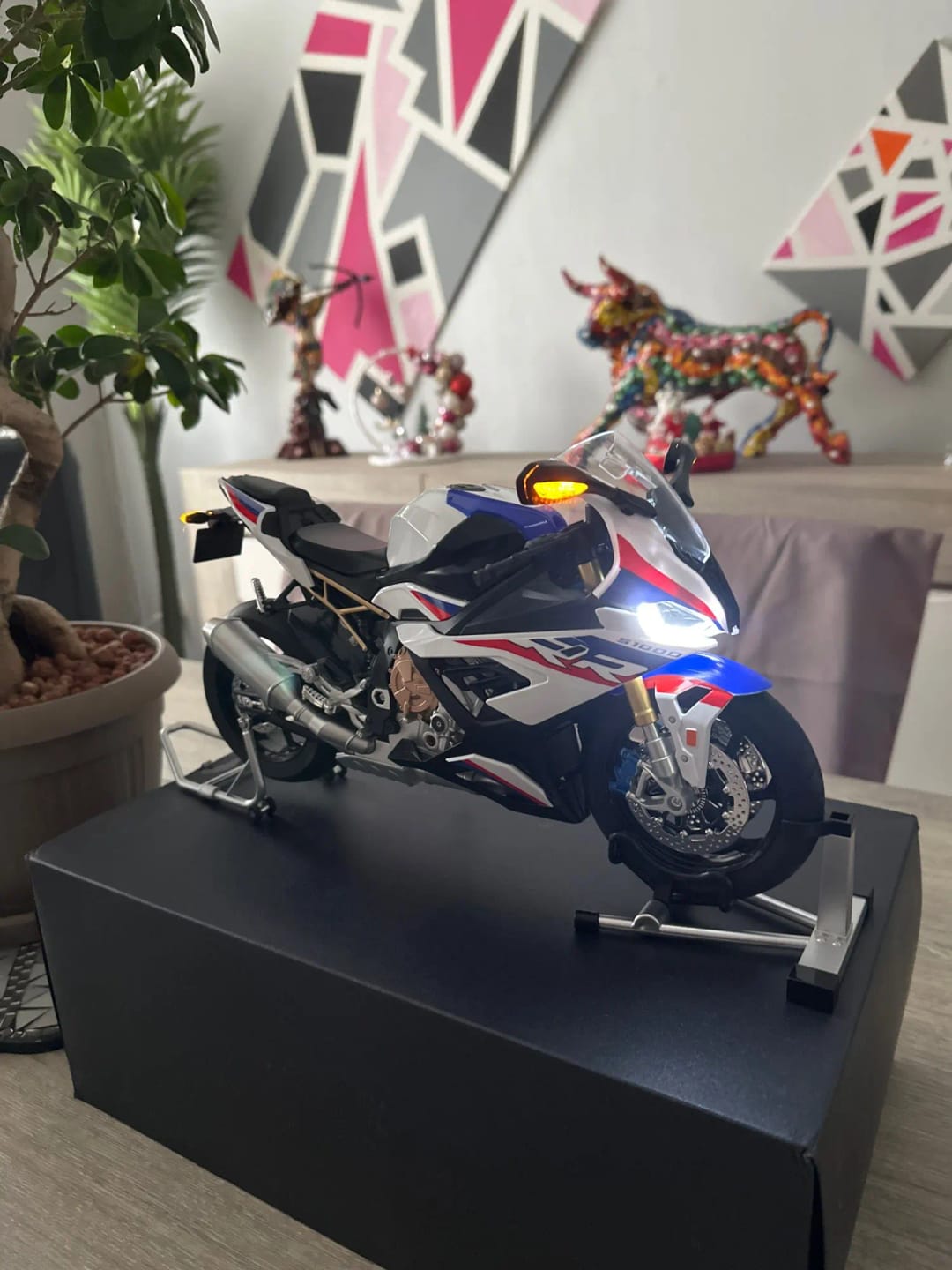 Customer photo review of Miniature moto sportive allemande 1:6 - Son, fumée & lumière