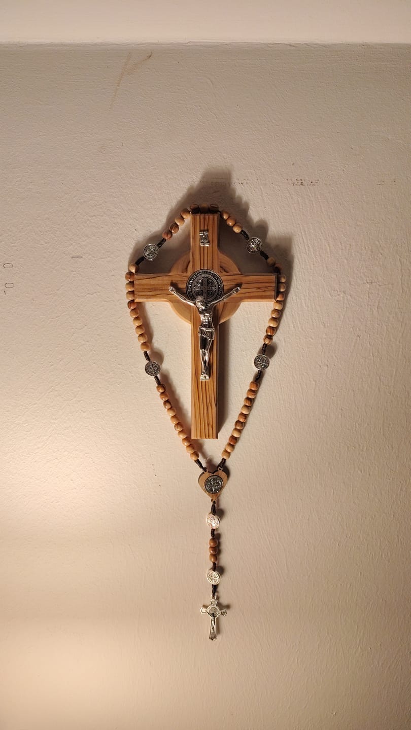 Customer photo review of St. Benedikt Kreuz aus Olivenholz