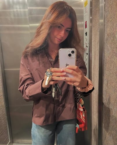 לקוחה מציגה את שיערה המלא והארוך לאחר שימוש ב-FILLIT HAIR COMPLEX.