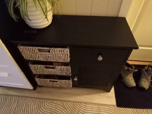 Kundens lille kommode fornyet med sort matt kontaktplast med treverksmønster.