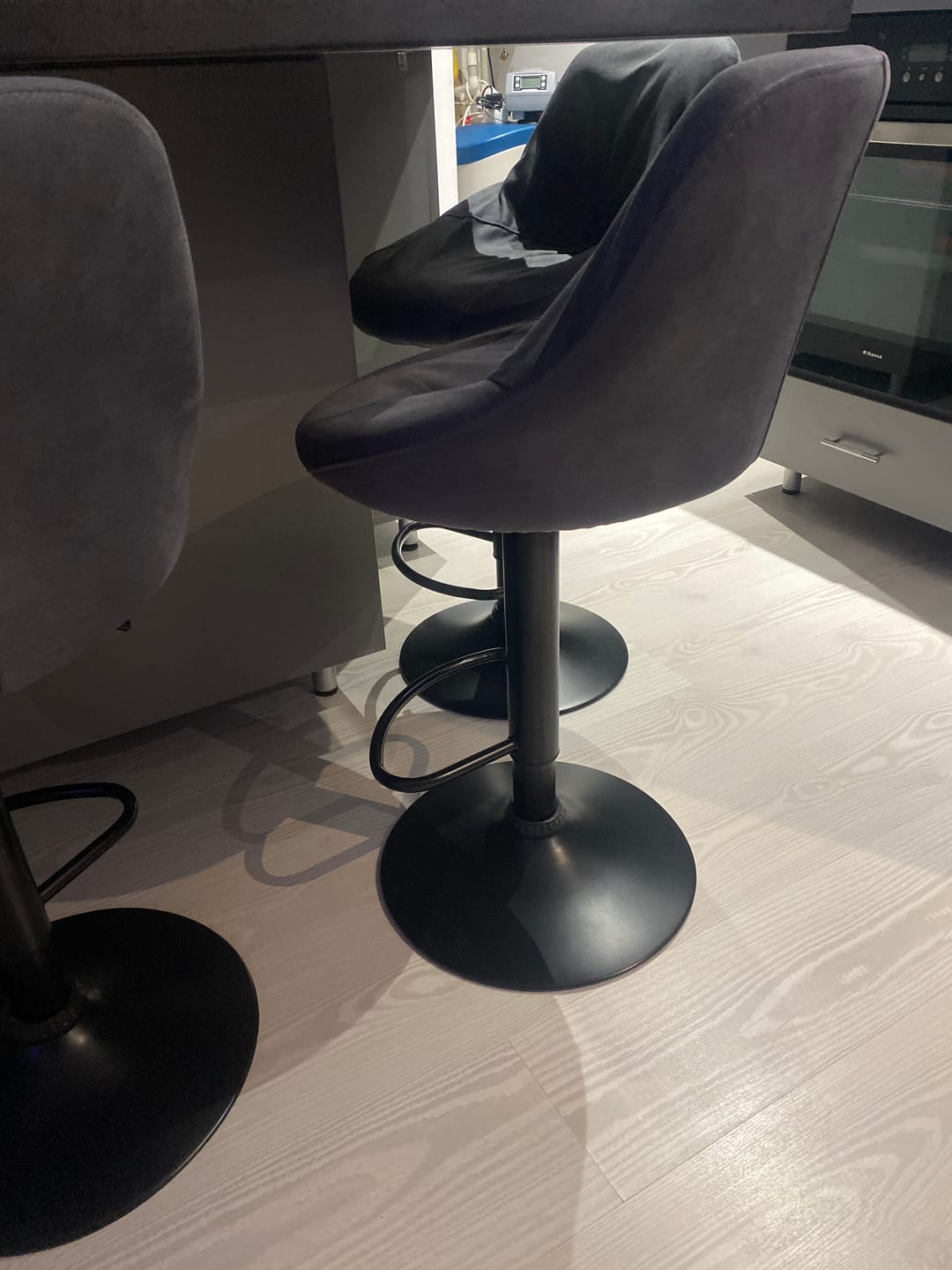 Customer photo review of Scaun bar H101, stofa catifelata gri - Bluvel 14, 47x45x106 cm