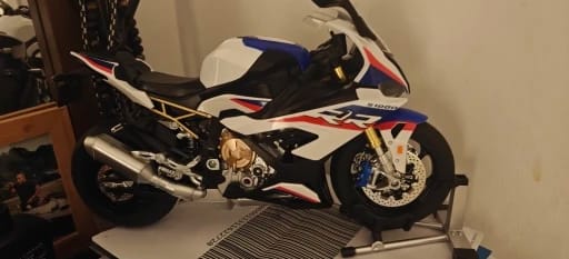 Customer photo review of Miniature moto sportive allemande 1:6 - Son, fumée & lumière