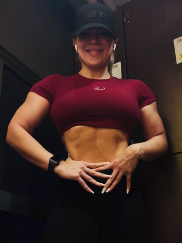 Customer photo review of DAVOMI Open Back T-Shirt - Bordeaux Red (Limited Edition)