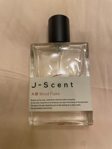 Recensore mostra la boccetta di vetro quasi vuota del profumo J-Scent Wood Fake.