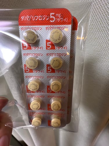 購入者が手に持っているダパグリフロジン5mgの錠剤が入ったブリスターパック。
